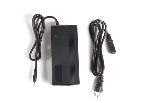 1 Ladegerät für 48V - 54,6V / 3A Modelle - Stiftstecker